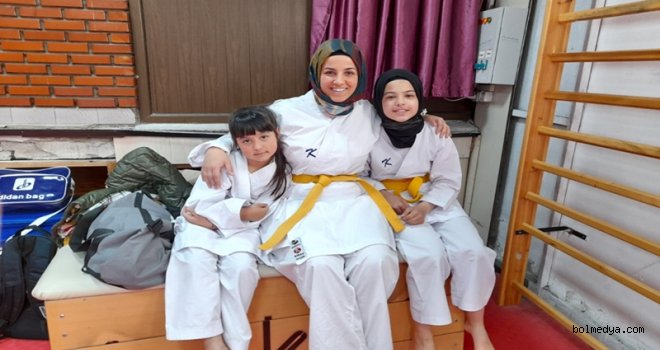Anne ve Kızları Birlikte Karate Yapıyor