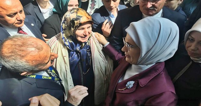 Başkan Çankaya ve Eşinden, Emine Erdoğan’a Tokalı Örtme