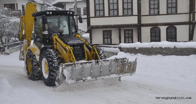 Belediyeden Göynük' te kar temizleme çalışması