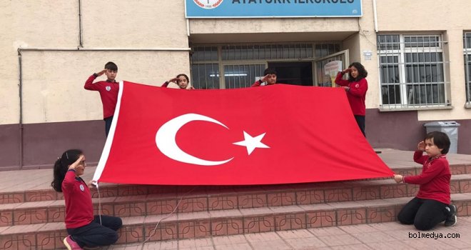 Bolu Atatürk İlkokulu’nda “Asker Selamına Devam”
