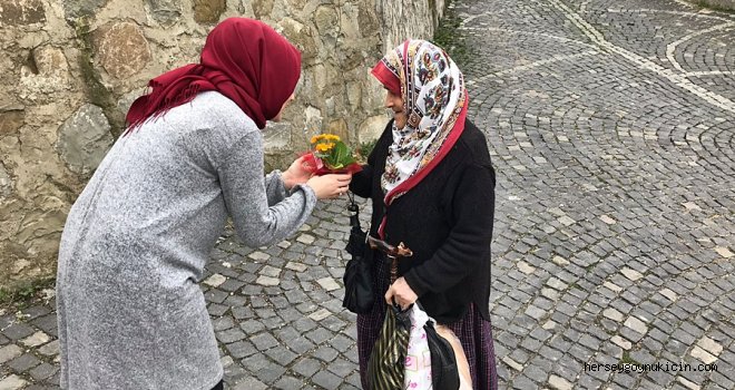 Göynük Belediyesi 8 Mart’ta Kadınlara Çiçek Dağıttı