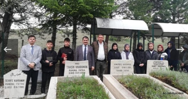 Mengen’de Öğrencilerden Ahmet Kahraman Kabrine Ziyaret