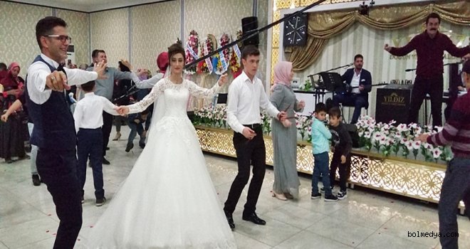Ramazan & Nevin Yerlikaya’yı Düğünlerinde Dostları Yalnız Bırakmadı